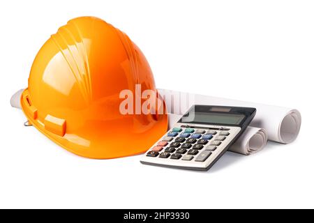 Orangefarbener Konstruktionshelm isoliert mit Rechner auf weißem Hintergrund mit Clipping-Pfad, Ingenieurkonzept. Stockfoto