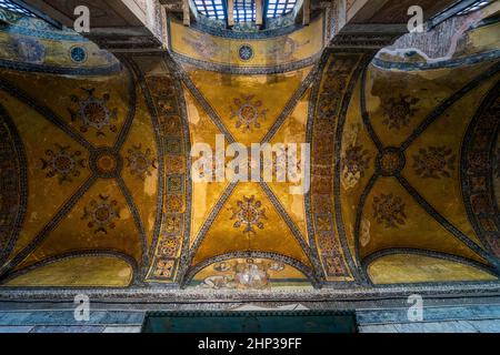 Innenansicht der Hagia Sophia. Die goldene Decke der Hagia Sophia in Istanbul, Türkei. Stockfoto