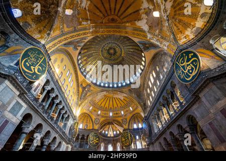 Innenansicht der Hagia Sophia (Türkisch: Ayasofya). Die Hagia Sophia ist eines der berühmten Wahrzeichen für Touristen, die Istanbul und die Türkei besuchen. Stockfoto