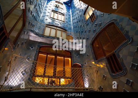 Der Celobert oder Patio of Lights, der zentrale Durchgang für Licht und Luft in der Casa Batllo, einem Haus am Passeig de Gracia in Barcelona, das von archit umgestaltet wurde Stockfoto