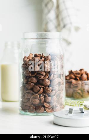 Süße Schokolade Frühstück Müsli Flocken im Glas auf Küchentisch. Stockfoto