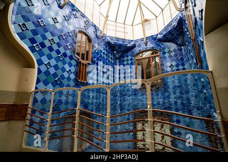 Der Celobert oder Patio of Lights, der zentrale Durchgang für Licht und Luft in der Casa Batllo, einem Haus am Passeig de Gracia in Barcelona, das von archit umgestaltet wurde Stockfoto