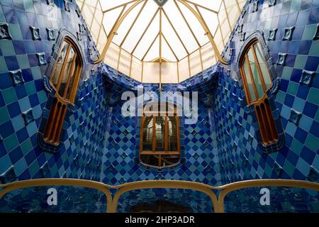 Der Celobert oder Patio of Lights, der zentrale Durchgang für Licht und Luft in der Casa Batllo, einem Haus am Passeig de Gracia in Barcelona, das von archit umgestaltet wurde Stockfoto