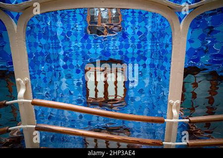 Der Celobert oder Patio of Lights, der zentrale Durchgang für Licht und Luft in der Casa Batllo, einem Haus am Passeig de Gracia in Barcelona, das von archit umgestaltet wurde Stockfoto