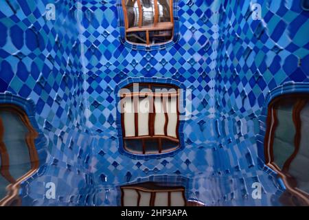 Der Celobert oder Patio of Lights, der zentrale Durchgang für Licht und Luft in der Casa Batllo, einem Haus am Passeig de Gracia in Barcelona, das von archit umgestaltet wurde Stockfoto