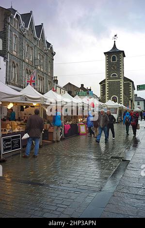 Keswick Outdoor-Markt an einem regnerischen Tag Stockfoto