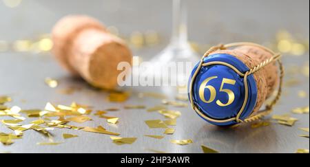 Champagnerkappe mit der Nummer 65 Stockfoto