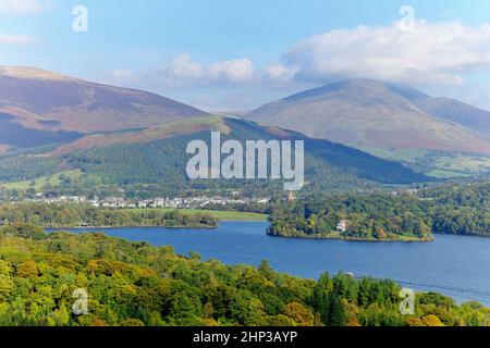 Herbstansicht mit Blick auf Latrigg oberhalb von Keswick vom CatBells Slope Stockfoto