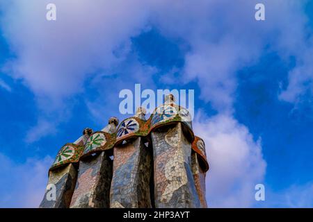 Casa Batllo, ein Haus am Passeig de Gracia in Barcelona, das zwischen 1904 und 1904 vom Architekten Antoni Gaudi in einem auffallenden modernistischen Stil umgestaltet wurde. Stockfoto