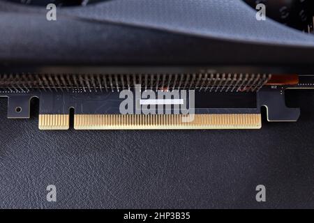 Details zum PCI-Express-PCIe-Anschluss auf einer High-End-Grafikkarte Stockfoto