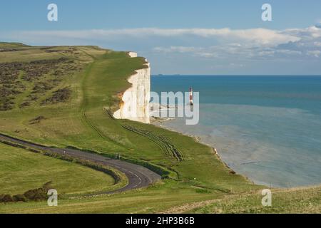 Blick auf Beachy Head auf den South Downs bei Eastbourne in East Sussex, England. Mit Leuchtturm. Keine Personen. Stockfoto