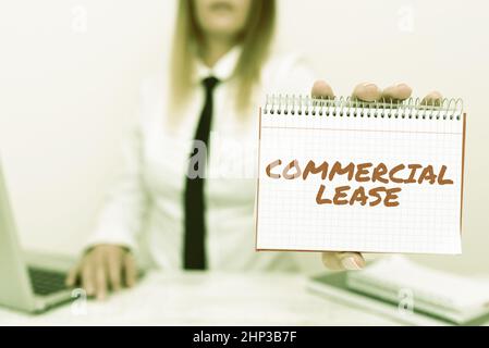 Textschild mit Commercial Lease, Business Concept bezieht sich auf Gebäude oder Grundstücke, die dazu bestimmt sind, einen Gewinn zu generieren Praktikant beginnt Einen neuen Job Post, Student Stockfoto