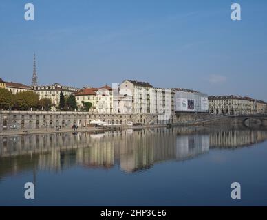 TURIN, ITALIEN - CA. OKTOBER 2021: Fiume Po bedeutet Fluss Po Stockfoto