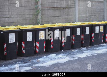 CHIVASSO, ITALIEN - CA. DEZEMBER 2021: Abfallpapiersortierbehälter für das ökologische Recycling von Materialien Stockfoto