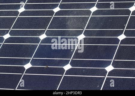 Auf dem Dach montierte Solar Foto Voltaic elektrische Generator Zellplatte in Nahaufnahme ohne Hintergrund. Stockfoto