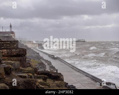 Blackpool, Großbritannien. 18th. Februar 2022. Wetternachrichten. Der Sturm Eunice bläst den Ferienort Blackpool mit Winden, die bereits gegen 70mph zustürmen. Hugh Wellen schlagen gegen die Meeresmauer entlang des Nordufer-Distrikts der Promenade. Quelle: Gary Telford/Alamy Live News Stockfoto