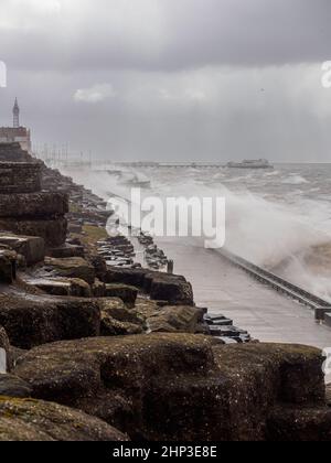 Blackpool, Großbritannien. 18th. Februar 2022. Wetternachrichten. Der Sturm Eunice bläst den Ferienort Blackpool mit Winden, die bereits gegen 70mph zustürmen. Hugh Wellen schlagen gegen die Meeresmauer entlang des Nordufer-Distrikts der Promenade. Quelle: Gary Telford/Alamy Live News Stockfoto