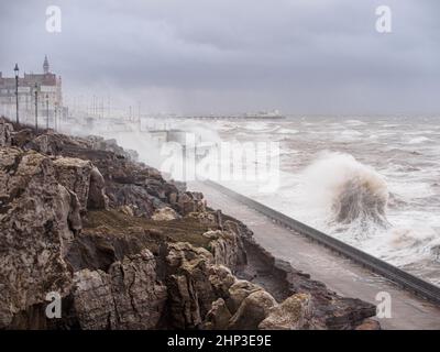 Blackpool, Großbritannien. 18th. Februar 2022. Wetternachrichten. Der Sturm Eunice bläst den Ferienort Blackpool mit Winden, die bereits gegen 70mph zustürmen. Hugh Wellen schlagen gegen die Meeresmauer entlang des Nordufer-Distrikts der Promenade. Quelle: Gary Telford/Alamy Live News Stockfoto