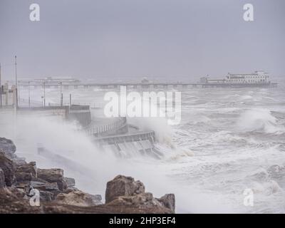 Blackpool, Großbritannien. 18th. Februar 2022. Wetternachrichten. Der Sturm Eunice bläst den Ferienort Blackpool mit Winden, die bereits gegen 70mph zustürmen. Hugh Wellen schlagen gegen die Meeresmauer entlang des Nordufer-Distrikts der Promenade. Quelle: Gary Telford/Alamy Live News Stockfoto