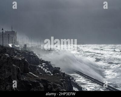 Blackpool, Großbritannien. 18th. Februar 2022. Wetternachrichten. Der Sturm Eunice bläst den Ferienort Blackpool mit Winden, die bereits gegen 70mph zustürmen. Hugh Wellen schlagen gegen die Meeresmauer entlang des Nordufer-Distrikts der Promenade. Quelle: Gary Telford/Alamy Live News Stockfoto