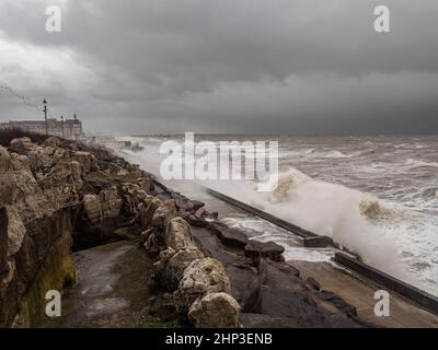 Blackpool, Großbritannien. 18th. Februar 2022. Wetternachrichten. Der Sturm Eunice bläst den Ferienort Blackpool mit Winden, die bereits gegen 70mph zustürmen. Hugh Wellen schlagen gegen die Meeresmauer entlang des Nordufer-Distrikts der Promenade. Quelle: Gary Telford/Alamy Live News Stockfoto