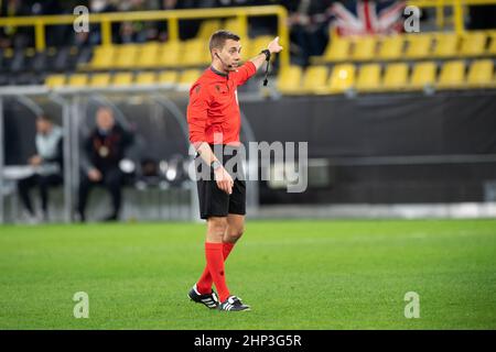 Schiedsrichter Clement TURPIN (FRA) Geste, Geste, Gesten, Fußball Europa League, K.O.-Runde Play-off, Borussia Dortmund (DO) - Glasgow Rangers (GR) 2: 4, am 17th. Dezember 2022 in Dortmund. Â Stockfoto