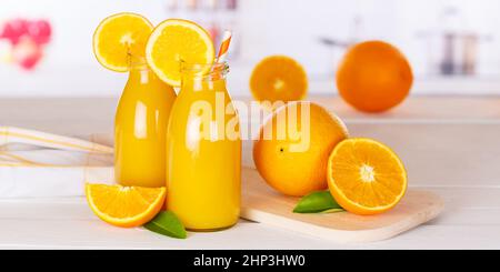 Orangensaft Getränk in der Flasche auf Holzbrett Panorama Orangen Stockfoto