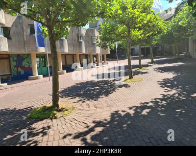 Bezirk Neviges, Velbert City, Deutschland - März 2019: Sonnige Außenansicht von Mariendom, Wahrzeichen und berühmter Kirche mit massy-Beton-Brutalismus-Archit Stockfoto