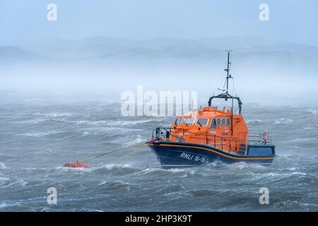 Appledore, North Devon, England.Freitag, 18th. Februar 2022. Das Met Office gab mit excepti eine seltene Rote Wetterwarnung für den Südwesten Englands heraus Stockfoto