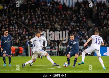 PARIS, FRANKREICH - FEBRUAR 15: Marco Verratti, Lionel Messi, Casemiro, Federico Valverde von Paris Saint-Germain und Lucas Vazquez von Real Madrid während Stockfoto
