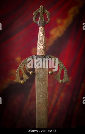 Schwert des Eroberers aus Messing. Dies ist ein spanisches Schwert aus Toledo aus dem 19th. Jahrhundert, das von mittelalterlichen Rittern verwendet wird. Stockfoto