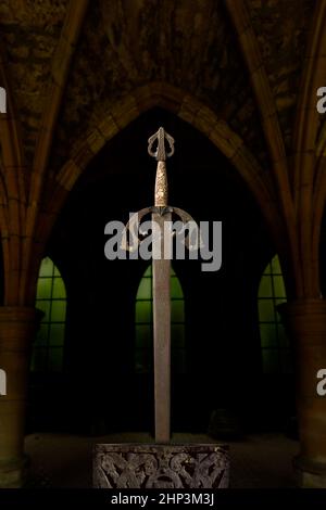 Antikes mittelalterliches Ritterschwert, das vor einer romantischen Kulisse steht Stockfoto