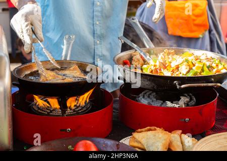 Cheff Kochen Fusion internationale Küche auf der Straße Stand auf dem internationalen Street Food Festival von Odprta kuhna, Open Kitchen Veranstaltung, in Ljubljana, Slo Stockfoto