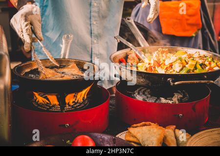 Cheff Kochen Fusion internationale Küche auf der Straße Stand auf dem internationalen Street Food Festival von Odprta kuhna, Open Kitchen Veranstaltung, in Ljubljana, Slo Stockfoto