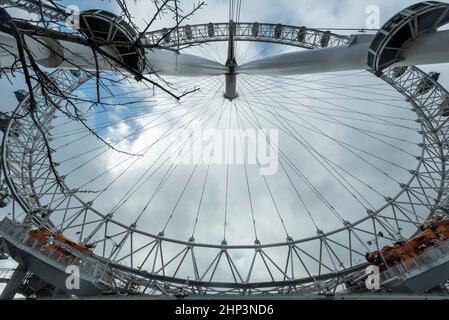 London, Großbritannien. 18. Februar 2022. Wetter in Großbritannien – das London Eye ist als Vorsichtsmaßnahme geschlossen, da die Hauptstadt vom Sturm Eunice betroffen ist, aber nicht so stark wie andere Teile des Vereinigten Königreichs. Kredit: Stephen Chung / Alamy Live Nachrichten Stockfoto