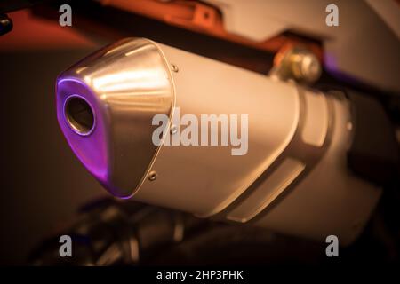 Nahaufnahme eines neuen Motorrad-Auspuffrohrs. Stockfoto