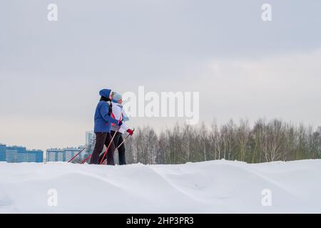 Nordic Walking. Frauen, die Wintersport betreiben Stockfoto