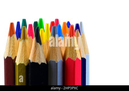 Buntstifte und Pastelle aufgereiht. Nahaufnahme eines Sortiment Buntstifte Spitzen auf dem weißen Hintergrund. Hintergrund der Bunte Bleistifte. Nahaufnahme. Ausgewählte fo Stockfoto