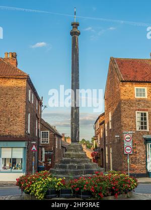 Sommeransicht des Marktkreuzes in Bedale, North Yorkshire Stockfoto