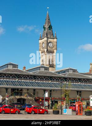 Die Markthalle und der Uhrenturm im Zentrum von Darlington, County Durham Stockfoto