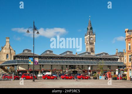 Der Marktplatz, die Markthalle und der Uhrenturm befinden sich im Zentrum von Darlington, County Durham Stockfoto