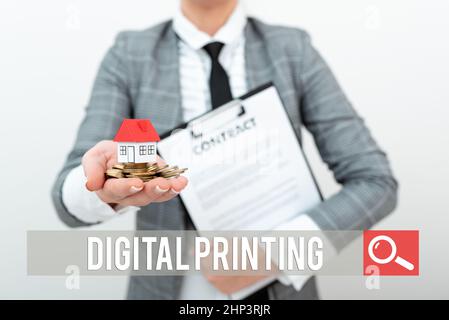 Textschild zeigt Digital Printing, Konzeptfoto digital basierte Bilder direkt auf Vielzahl von Medien Mann präsentiert Haus mieten in Outfit Businessm Stockfoto