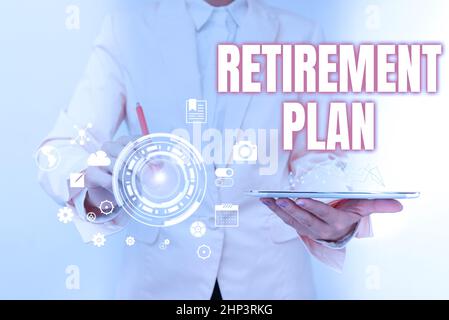 Text zeigt Inspiration Pensionsplan, Geschäftsansatz Sparen Sie Geld, um es zu verwenden, wenn Sie aufhören zu arbeiten Business Woman Touching Digital Data Stockfoto