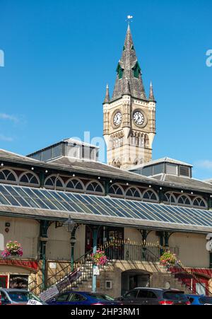 Die Markthalle und der Uhrenturm im Zentrum von Darlington, County Durham Stockfoto