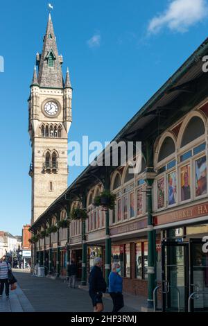 Die Markthalle und der Uhrenturm im Zentrum von Darlington, County Durham Stockfoto