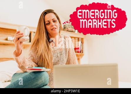 Schild zeigt Emerging Markets, Business Concept Land, das einige Eigenschaften der entwickelten Geschäfte Casual Internet Surfing, Student Research hat Stockfoto