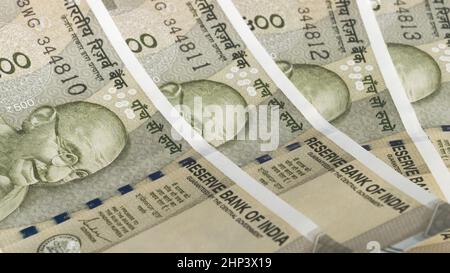 Indische 500-Rupie-Banknote. Fünfhundert Rupien Papier Geldschein. Vollformat. Bankfinanzierungshintergrund. Stockfoto