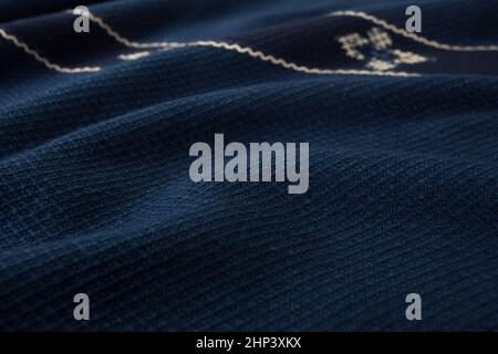 Nahaufnahme der Textur von handgewebtem Schal, Indigo aus thailändischer Baumwolle gefärbt Stockfoto