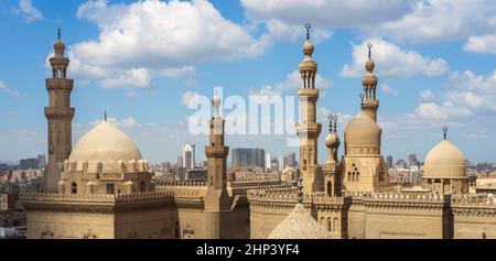 Luftaufnahme von Minaretten und Kuppeln der Sultan Hasan Moschee und der Al Rifai Moschee am bewölkten Tag, Alt-Kairo, Ägypten Stockfoto