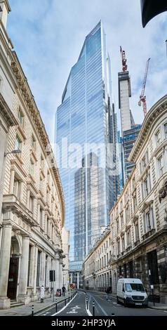 Turm 42 (NatWest-Turm) spiegelt sich im Glas von 22 Bishopsgate (auch bekannt als Twentytwo), einem Bürohochhaus in der City of London, England. Stockfoto